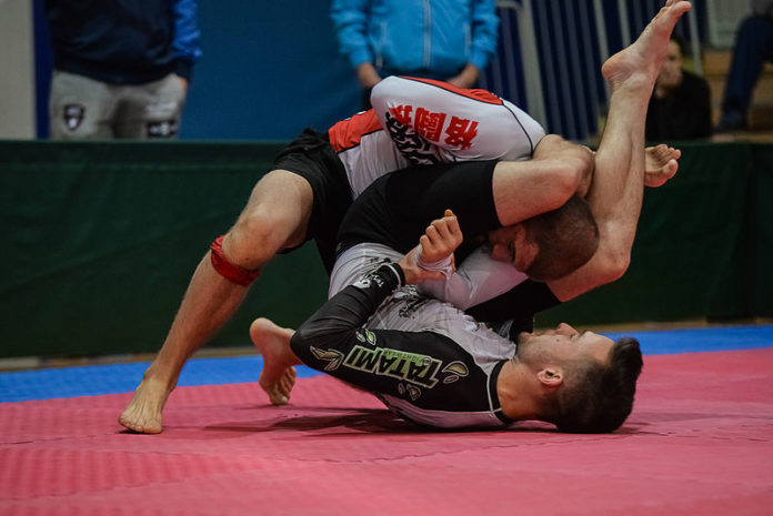 triangle-choke-in-competition